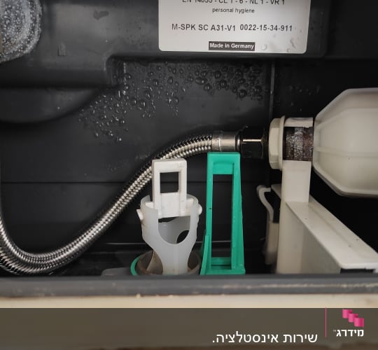 חלקים פנימיים של מיכל הדחה עם צינור מתכת